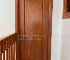 Mẫu cửa phòng gỗ gõ đỏ nguyên tấm đẹp