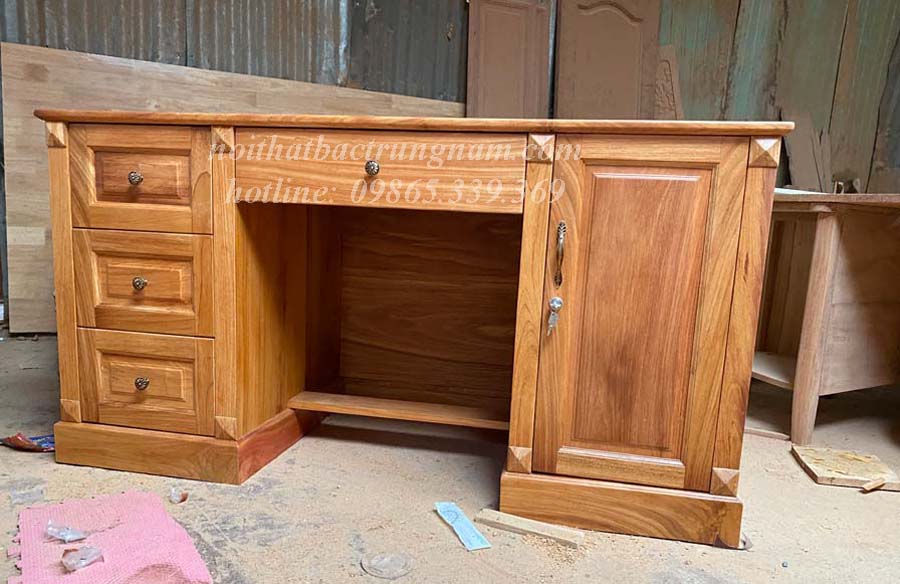 Mẫu bàn làm việc gỗ gõ đỏ đơn giản LV01
