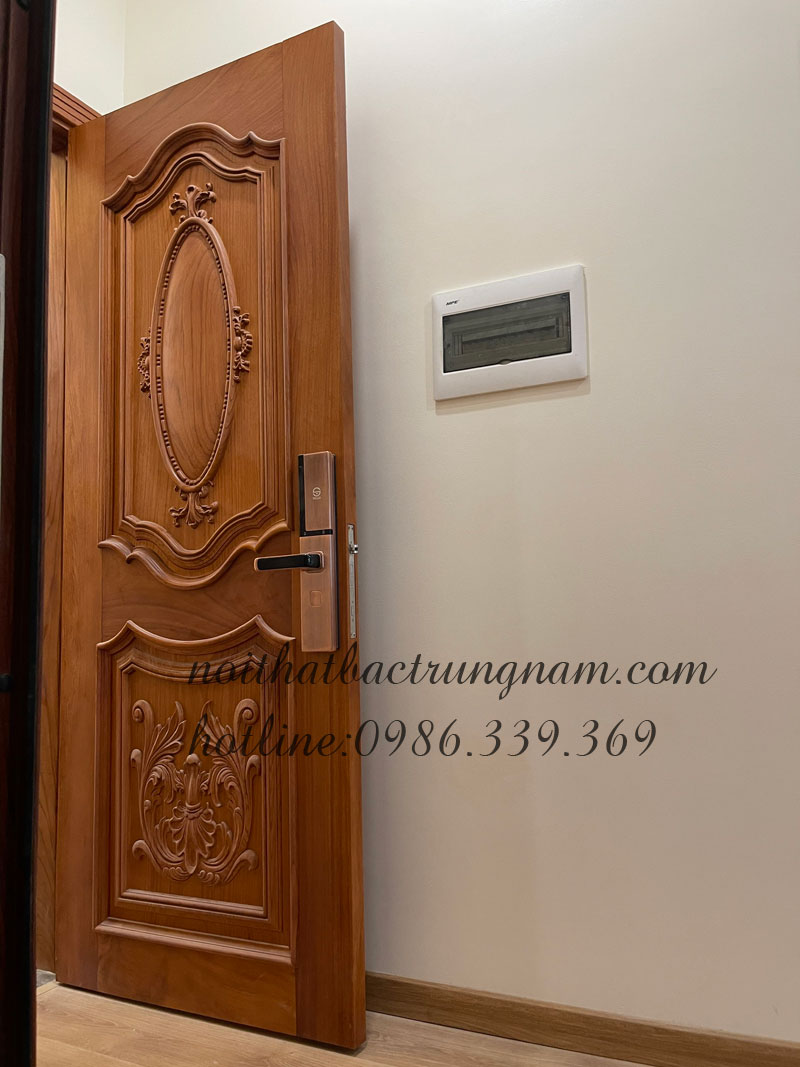 cánh cửa phòng ngủ tân cổ điển