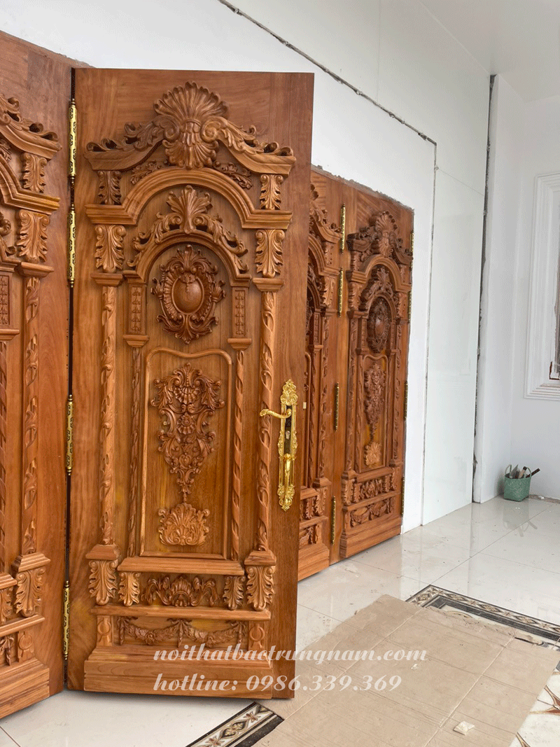 Mẫu cửa cổ điển gỗ gõ đỏ sang trọng đẳng cấp