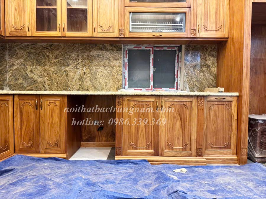 Mẫu tủ bếp gỗ gõ đỏ tân cổ điển TB26