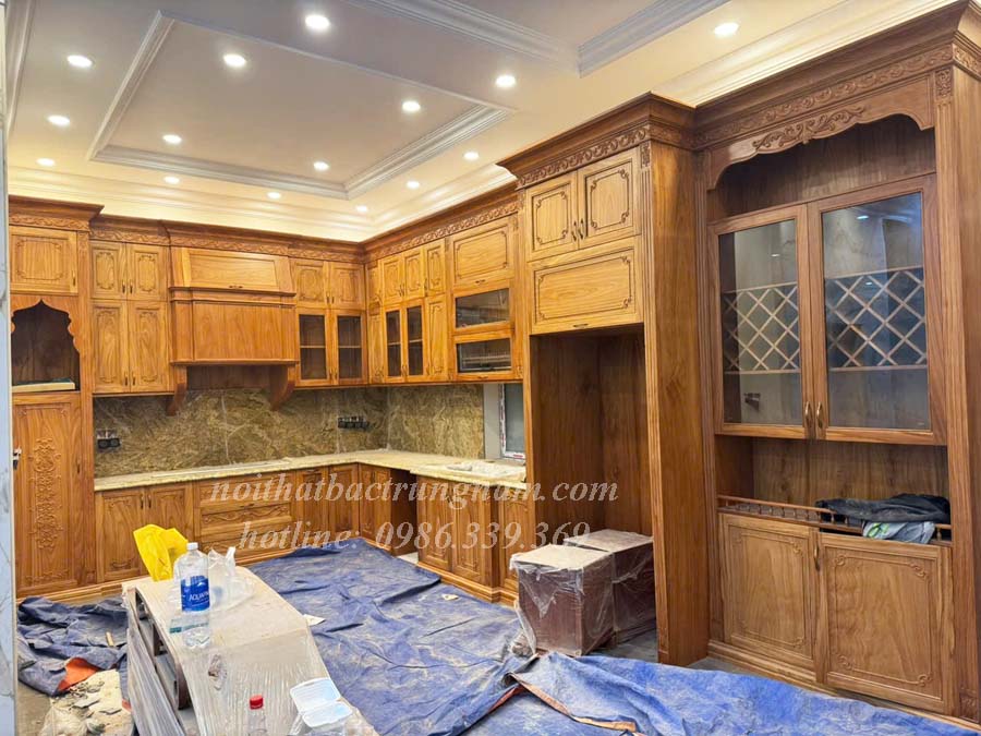Mẫu tủ bếp gỗ gõ đỏ tân cổ điển TB26
