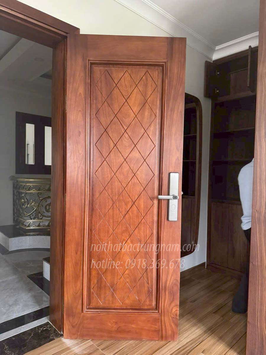 thi công cửa phòng gỗ gõ đỏ