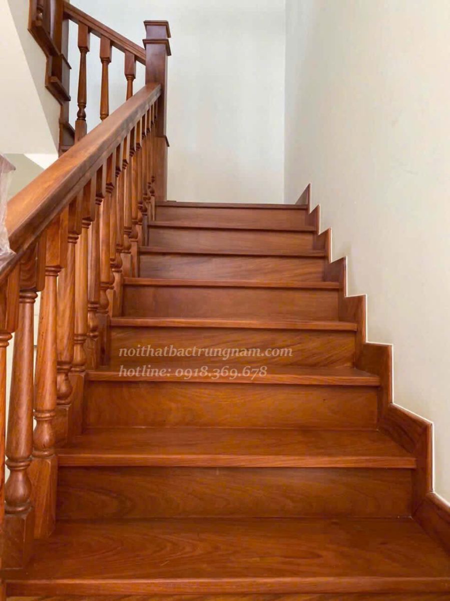 Cầu thang gỗ tăng giá trị thẩm mỹ và chức năng cho ngôi nhà