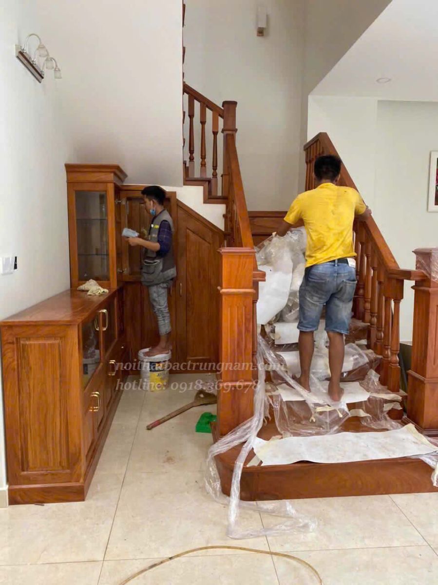 Thi công mẫu cầu thang gỗ gõ đỏ cao cấp CT05GD