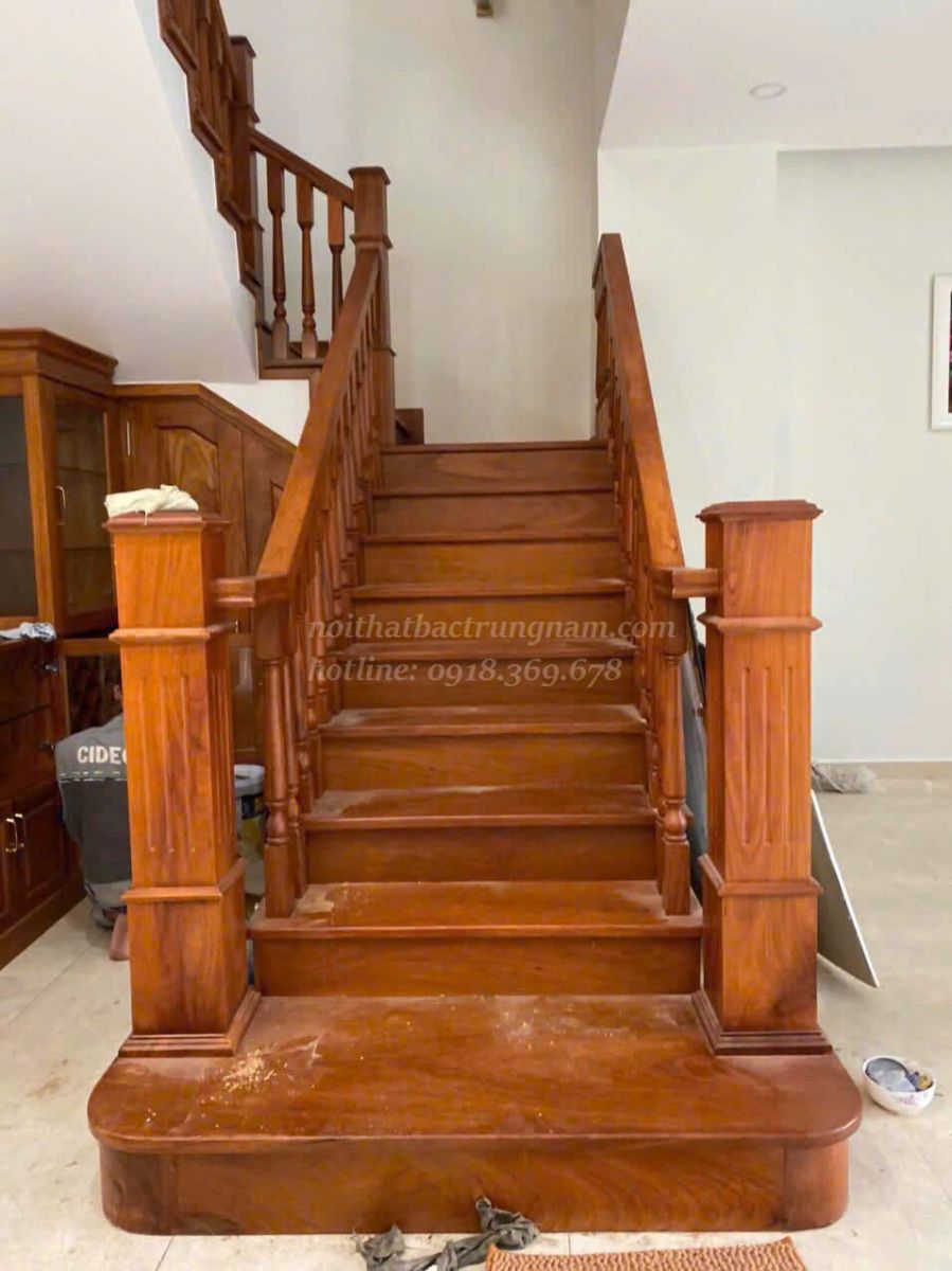 Mẫu cầu thang gỗ gõ đỏ truyền thống