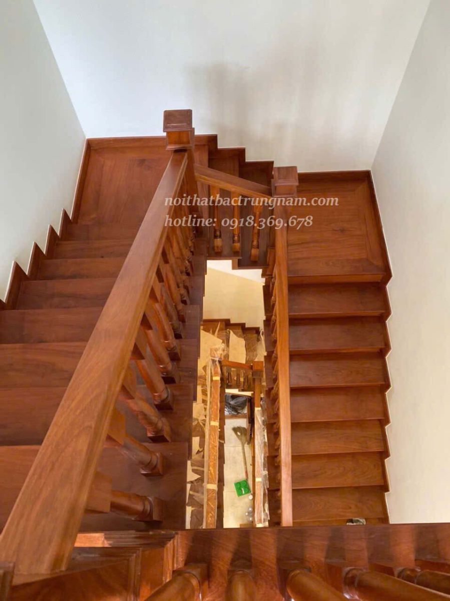 Cầu thang gỗ gõ đỏ Bachi đẹp, bền bỉ