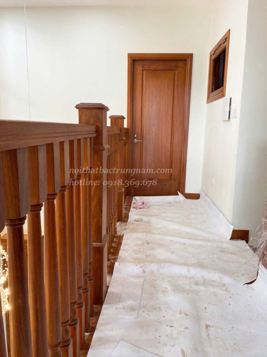 Thi công mẫu cầu thang gỗ gõ đỏ cao cấp CT05GD